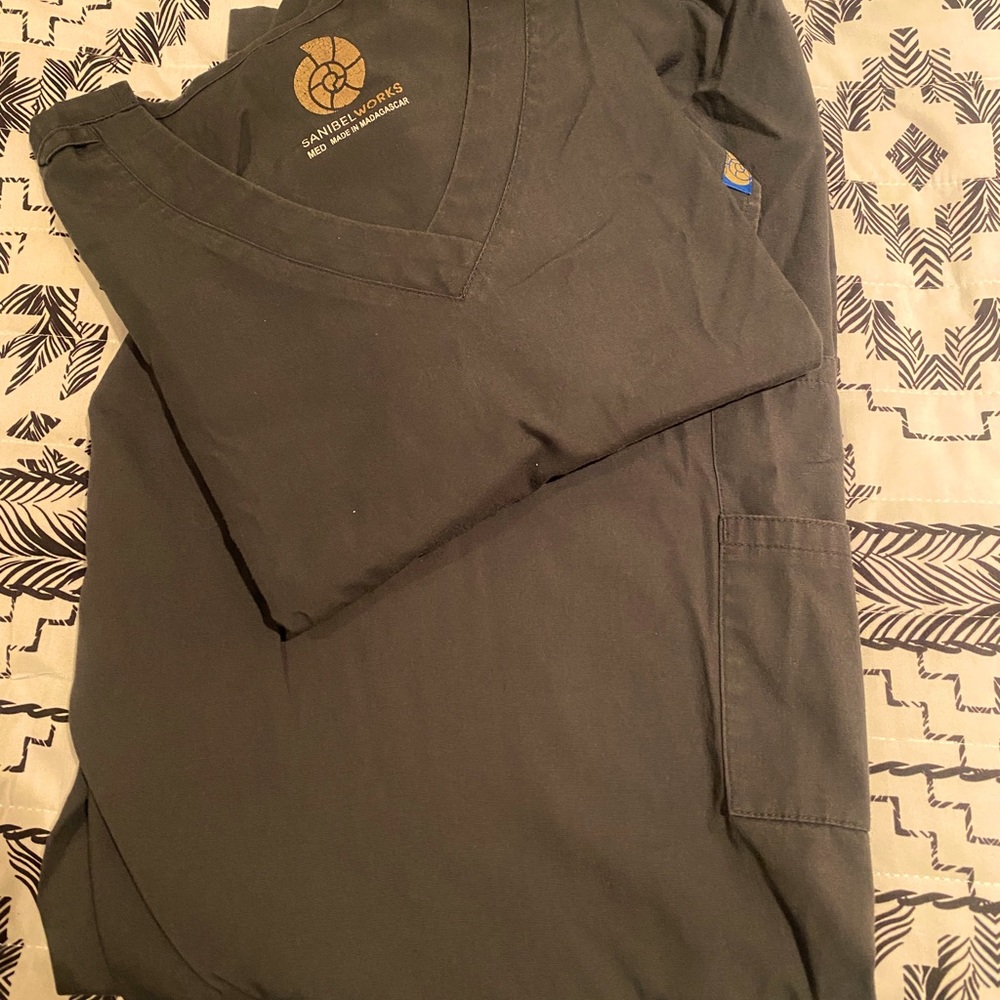 Woman’s scrub set size large. Gently used.
